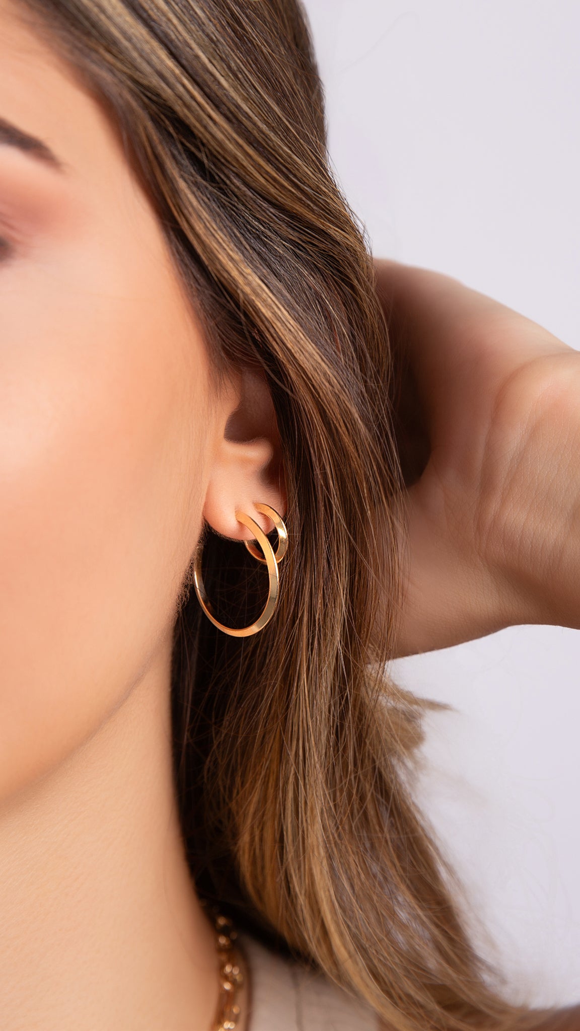 Aretes tipo argolla con borde de cuchillo en oro de 14 k